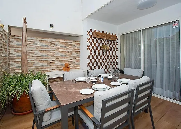 Beautiful And Quiet Family Townhouse In Great Location *