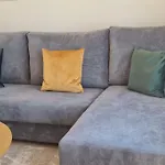 Beautiful And Quiet Family Townhouse In Great Location *
