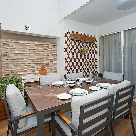 Beautiful And Quiet Family Townhouse In Great Location *