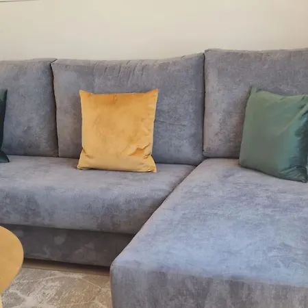 Beautiful And Quiet Family Townhouse In Great Location *