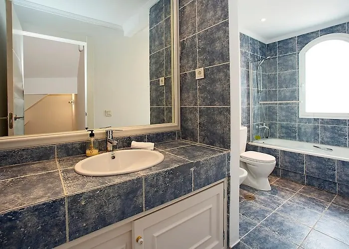 Beautiful And Quiet Family Townhouse In Great Location Марбелья