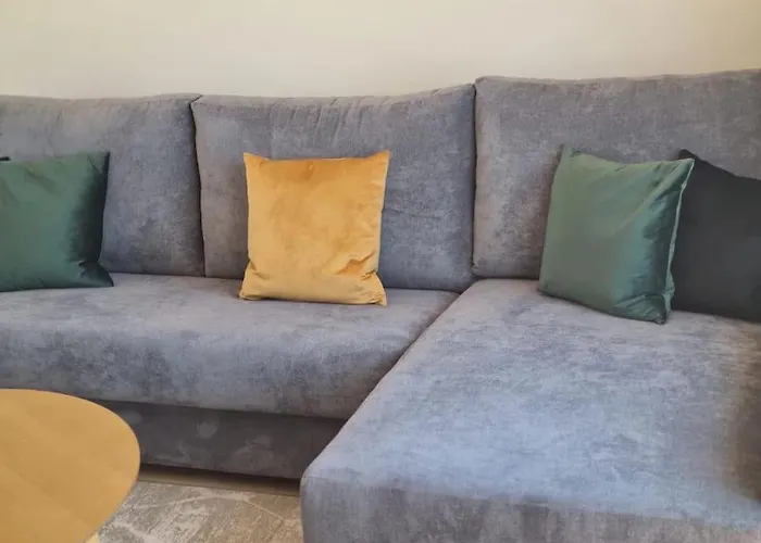 Beautiful And Quiet Family Townhouse In Great Location *